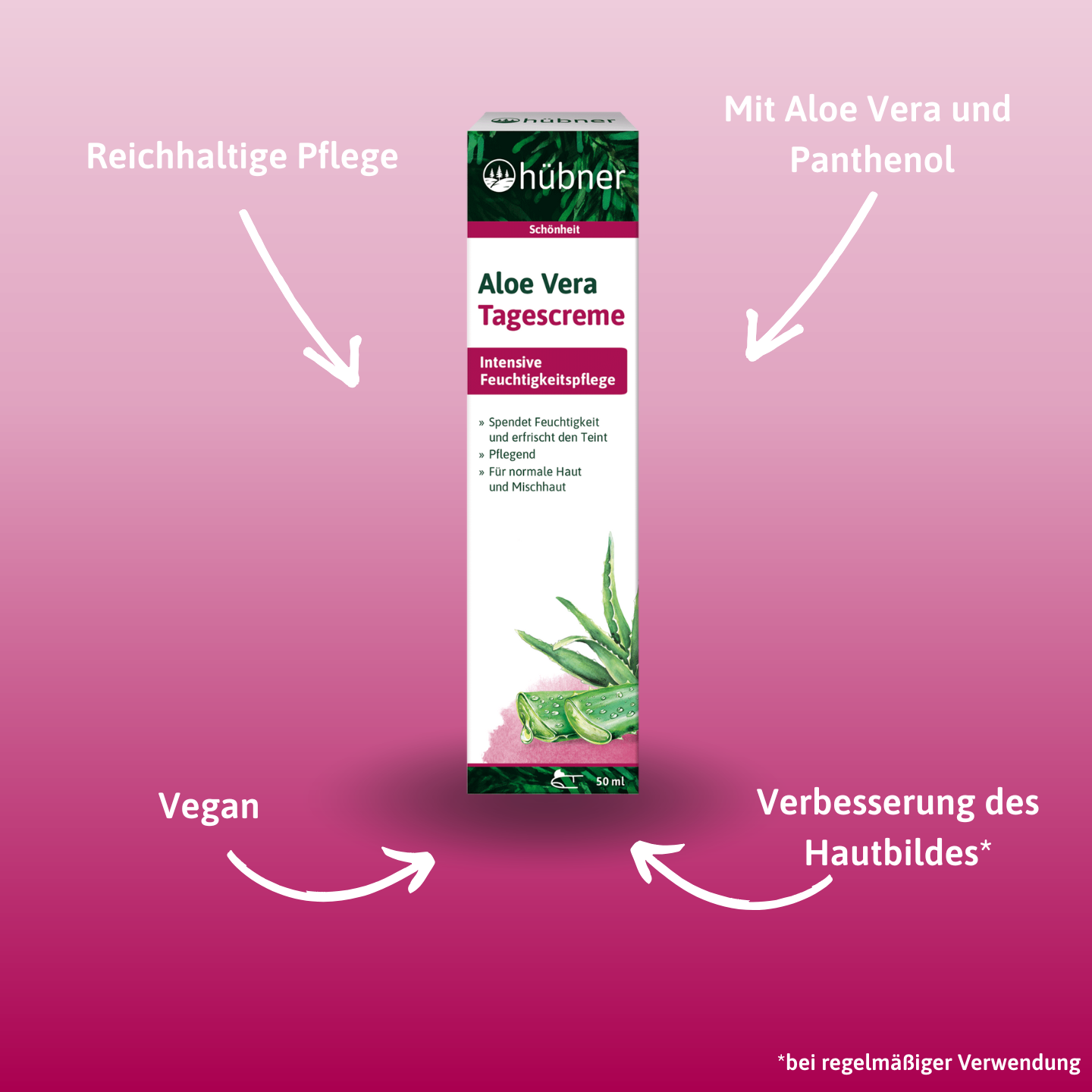 Packung Aloe Vera-Tagescreme vor einem rosa Hintergrund. Text auf dem Hintergrund hebt die reichhaltige Pflege, die vegane Formel, Aloe Vera und Panthenol sowie die hautverbessernde Wirkung hervor.